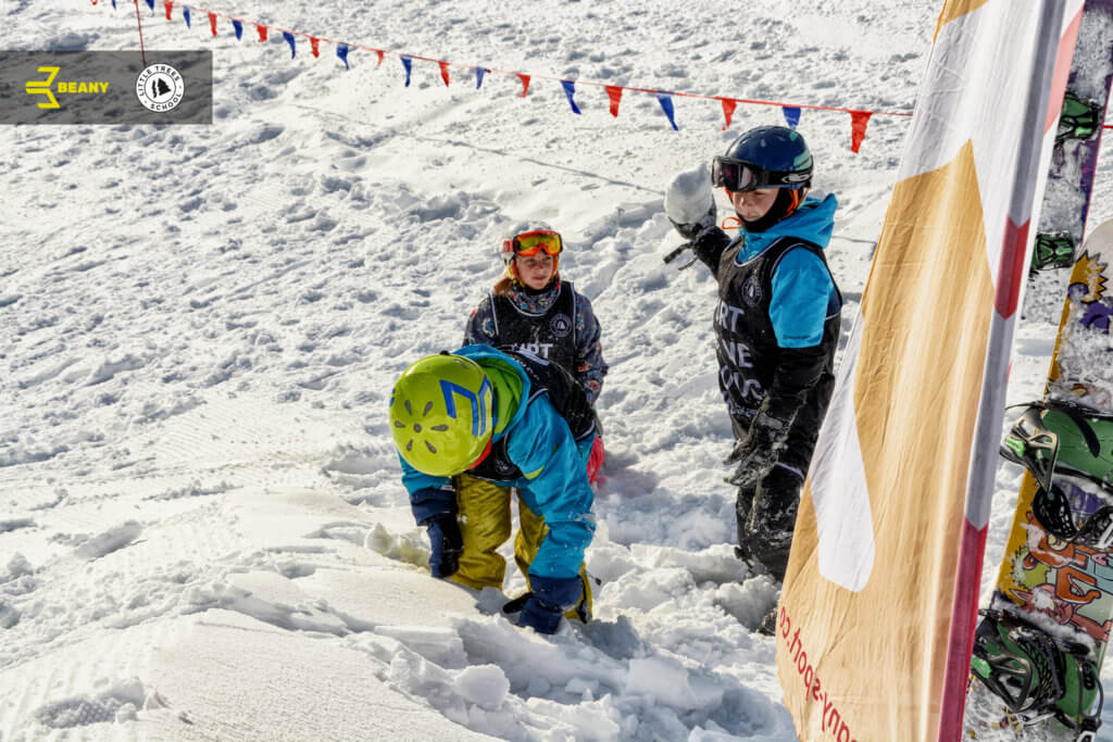 Hrající děti na Beany Snowboard Campu